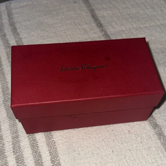 Salvatore Ferragamo Black Oversized Sunglasses - Picture 8 of 10